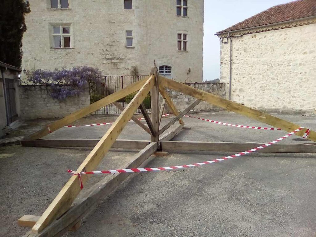 1er avril 2021 : Les fermes ont été  déplacées sur la place du château pour la fabrication de la nouvelle charpente.