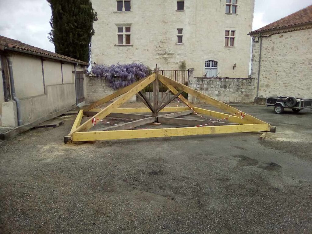 6 avril 2021 : Charpente avec réemploi des vieux bois de la grange 					 et quelques bois neufs.