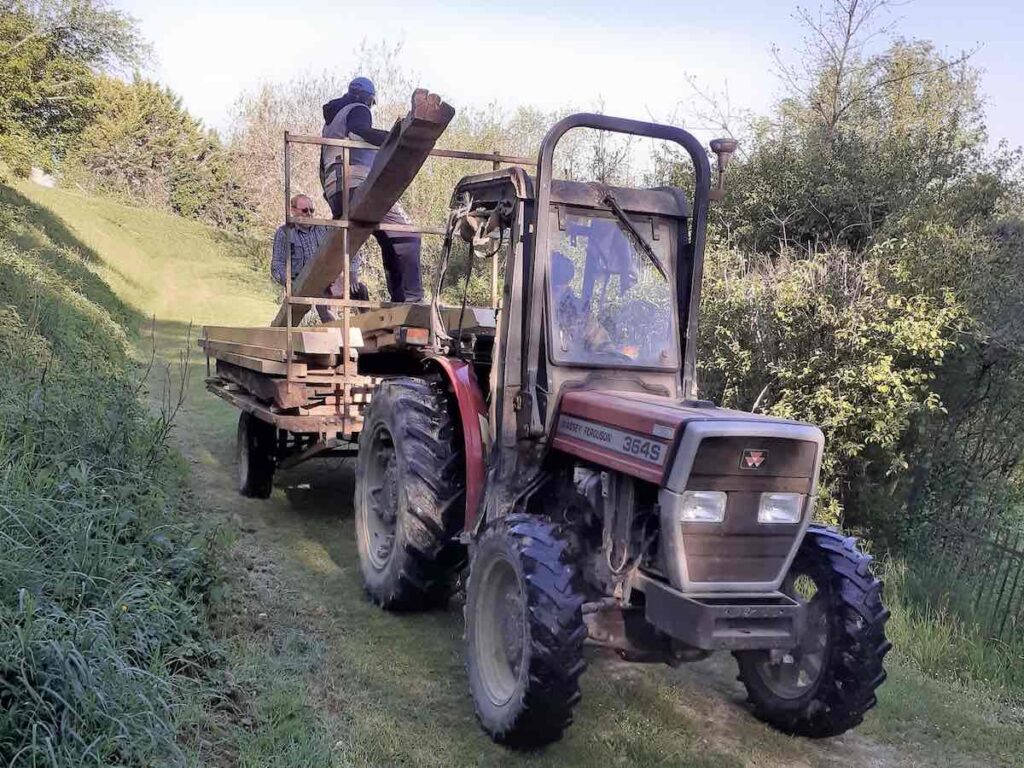 L’ossature est démontée             pour être déplacée sur le site du lavoir par convoi agricole.