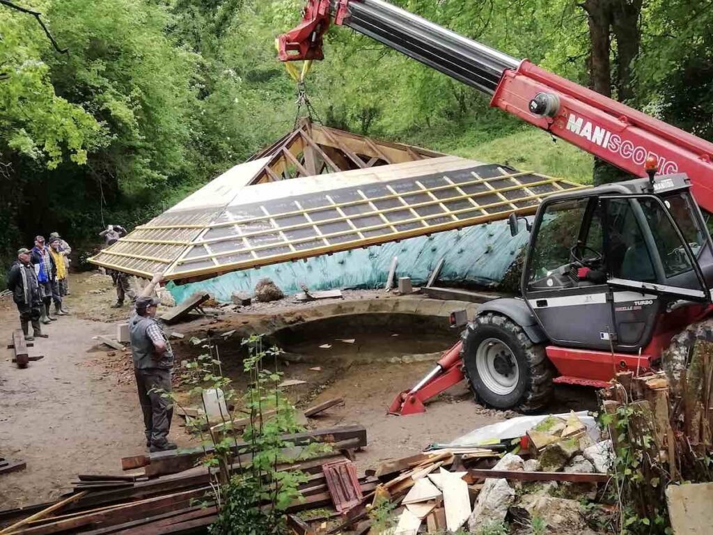 29 avril 2021 : Opération délicate !!!  Il faut soulever la charpente au dessus du bassin, bien arrimée par des chaînes.