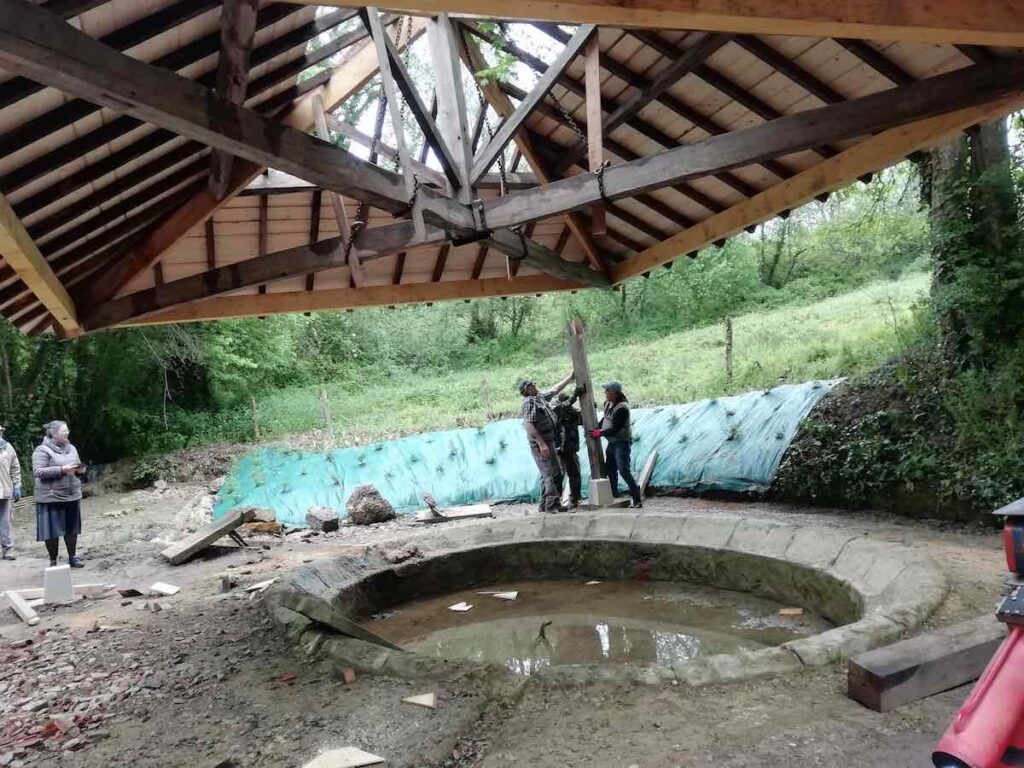 29 avril 2021 : La charpente est en équilibre au dessus du bassin.