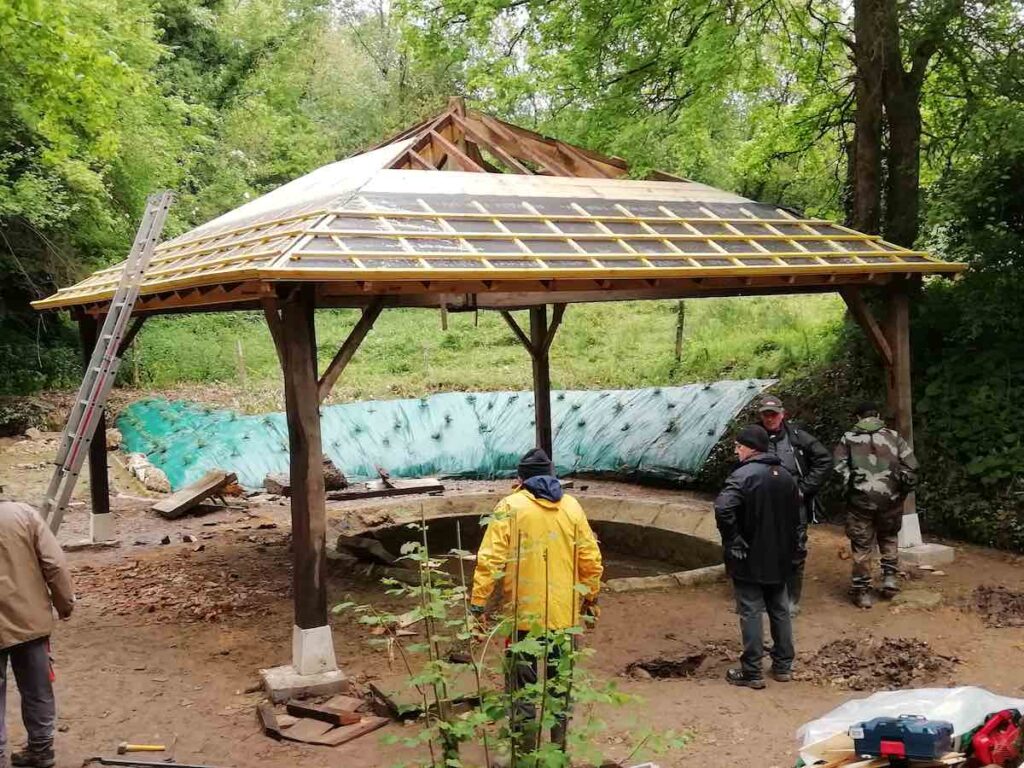 29 avril 2021 : Enfin, la charpente est  bien en appui  sur ses quatre poteaux.