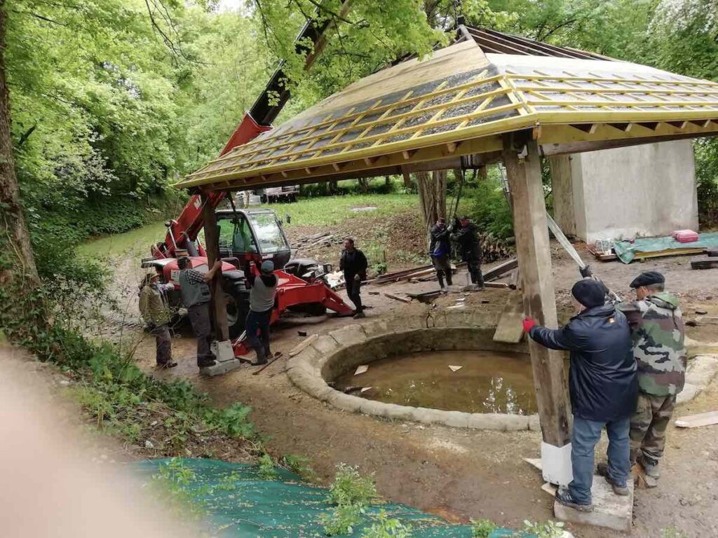 29 avril 2021 : Il faut maintenant la stabiliser sur des poteaux à chaque angle… Ça bouge !!! Pas facile à aligner !!!