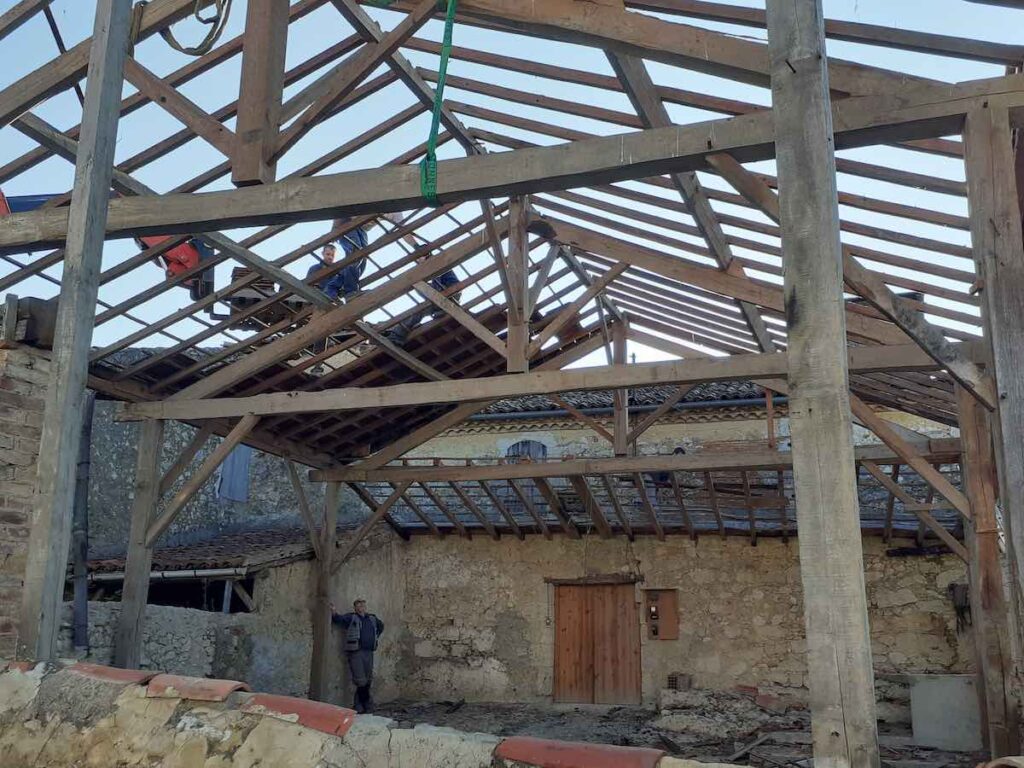 30 septembre 2020 : Démontage de l’ancienne grange.