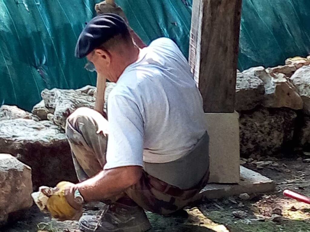 1er juillet 2021 : Le tas de pierre est utilisé pour  la construction de murs.