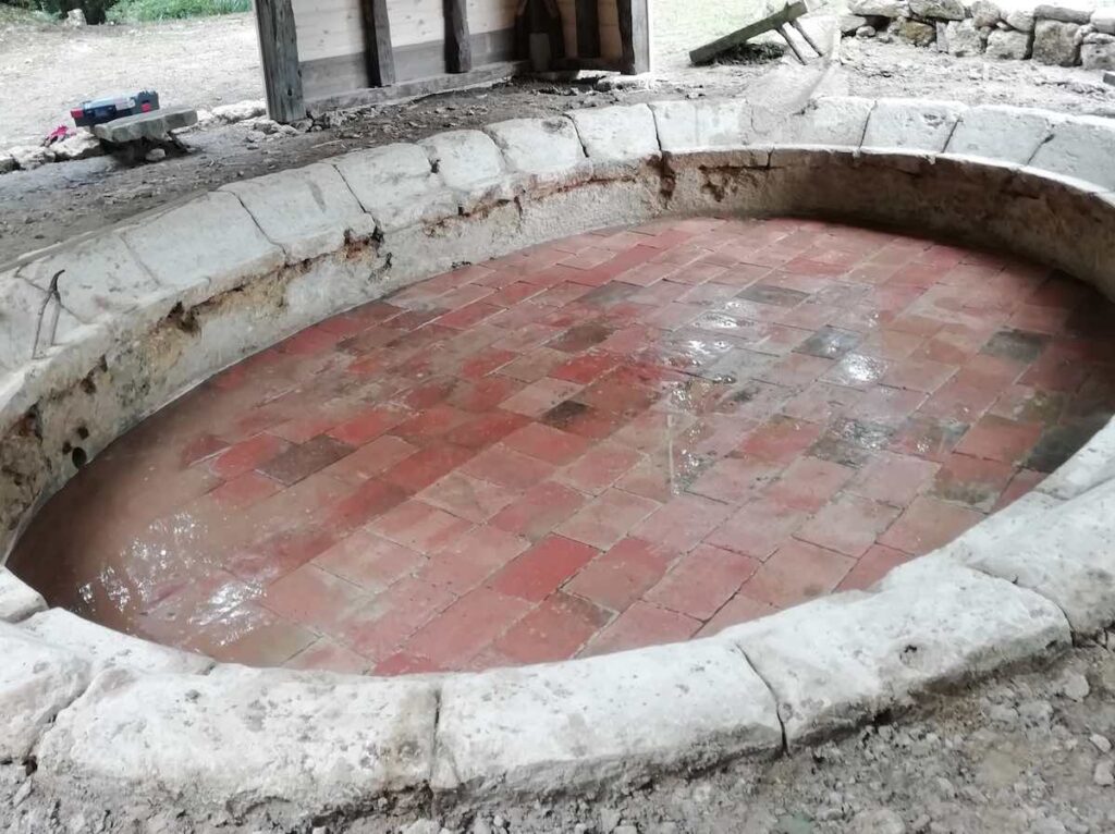 28 juillet 2021 : Après avoir nettoyé le bassin  à l’acide chlorhydrique,	  les carreaux retrouvent leur éclat