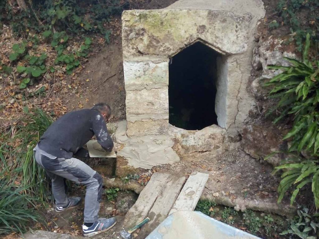 25 octobre 2021 : réfection de la fontaine.
