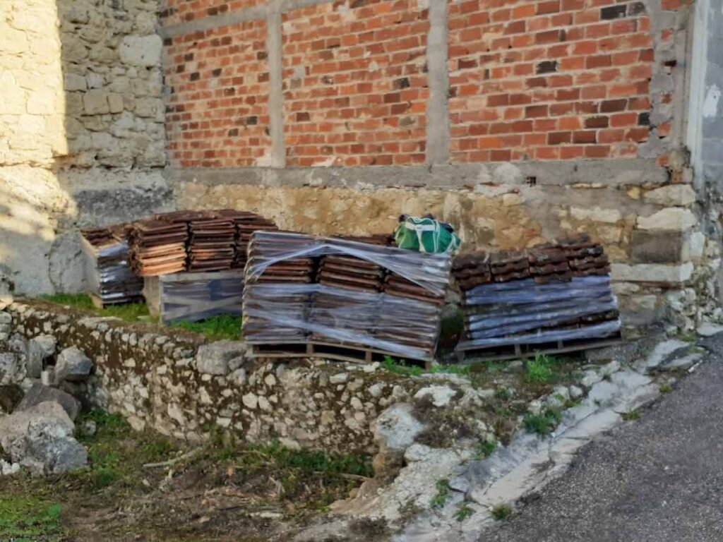 septembre 2020 : Les vieilles tuiles sont entreposées