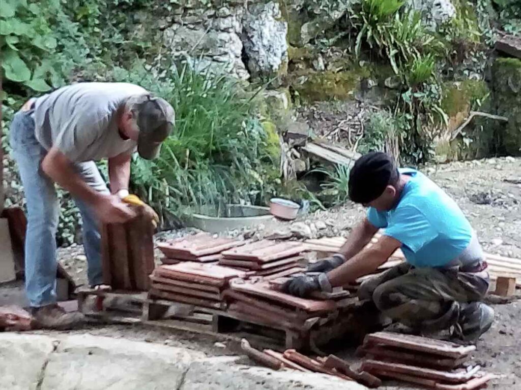 27 mai 2021 : Brossage et nettoyage des vieilles tuiles.